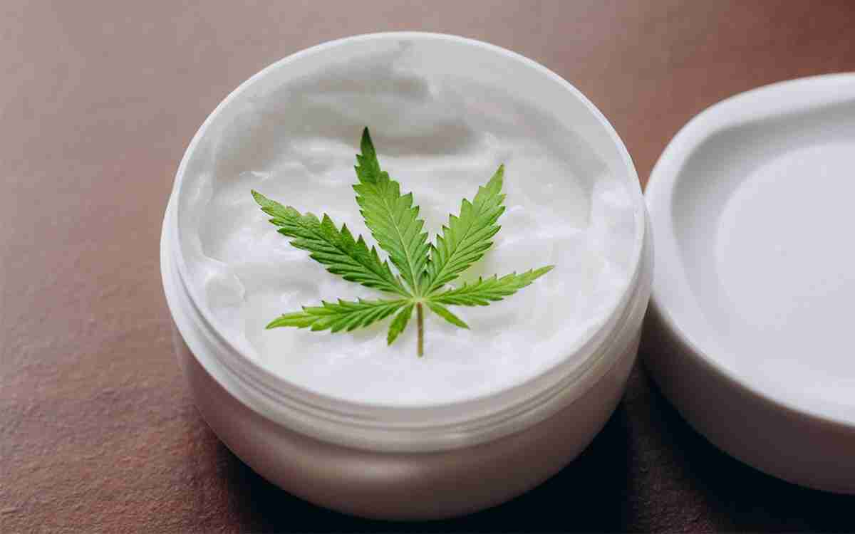 Pomata per dolori muscolari: effetti terapeutici del CBD